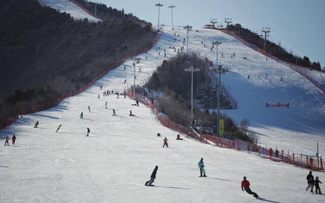 ▲北京渔阳国际滑雪场，游客在滑雪。新京报记者薛珺摄