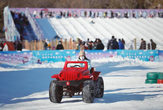 ▲1月2日，元旦假期最后一天，陶然亭冰雪嘉年华上游客体验雪地越野车。新京报记者薛珺摄