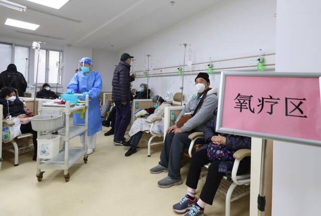 1月4日，患者在斜土街道社区卫生服务中心输液室内的氧疗区。（新华社记者方喆摄）