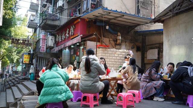 1月4日下午，粮道街一家米粉店前仍有大量食客。新华社记者龚联康摄