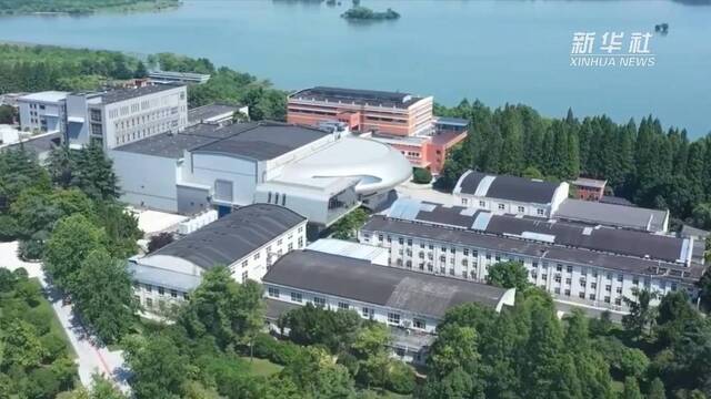 新华全媒+｜一座被国家大科学装置环抱的“岛上书店”