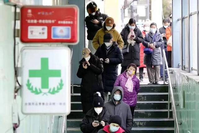 2022年12月8日，市民在北京一家药店前排队。（图|视觉中国）