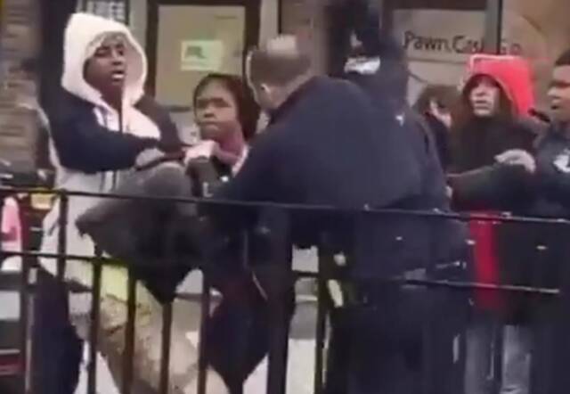 14岁女孩遭纽约警察殴打（视频截图）