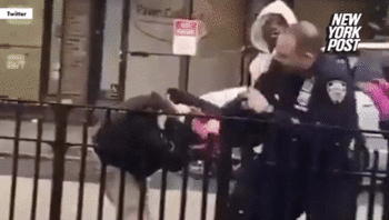 美国纽约警察街头暴力执法：猛击14岁女孩后脑勺 画面曝光