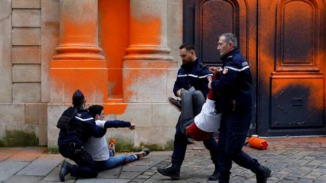 外媒：两名气候活动人士因在法国总理府大门喷漆而被捕