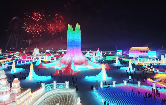 1月5日，冰雪节启幕焰火在哈尔滨冰雪大世界园区上空绽放。新华社记者王建威摄