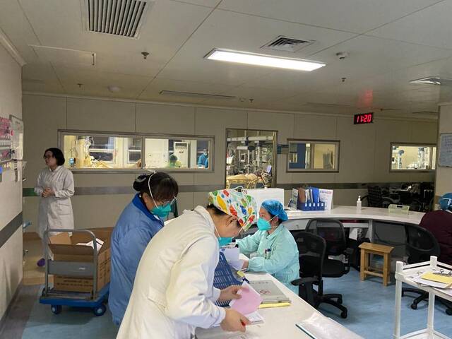 仪征市人民医院ICU病房内，医务人员在治疗看护病人。新华社记者沈汝发摄