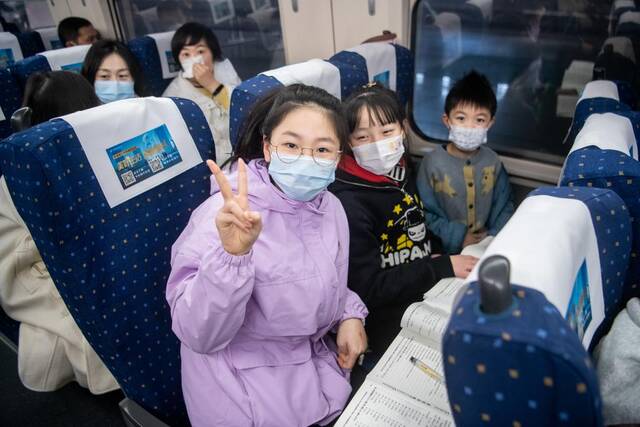 1月7日，在武汉站，小朋友们在列车上合影。新华社记者伍志尊摄