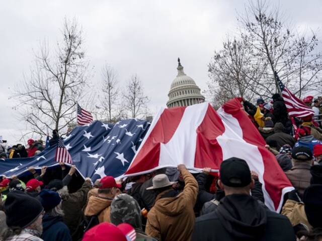 2021年1月6日，在美国首都华盛顿，特朗普的支持者举行示威游行。部分示威者冲进国会大厦。新华社记者刘杰摄