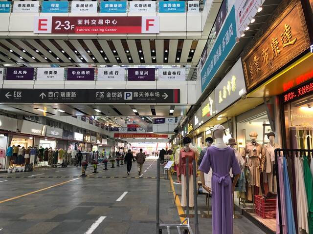 广州国际轻纺城内，多数商铺正常营业。