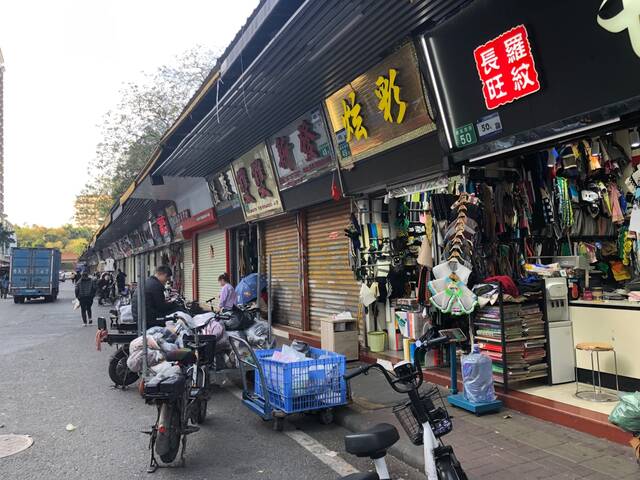 2023年1月6日，广州国际轻纺城附近部分商铺处于关门状态。
