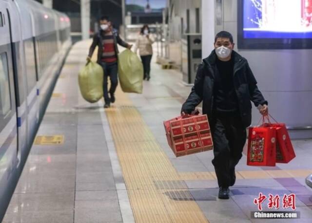1月7日，旅客在北京西站进站乘车。中新社记者贾天勇摄