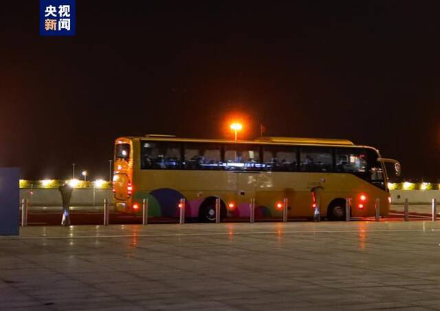 恢复与内地通关 首批香港入境旅客抵达广东珠海