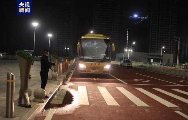 恢复与内地通关 首批香港入境旅客抵达广东珠海