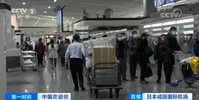 订票量大增！中国优化出入境政策首日记者探访海外机场