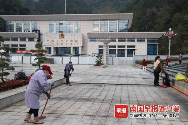 1月8日上午7时40分，友谊关口岸一片繁忙，为新政首日的通关做准备。南国早报客户端图