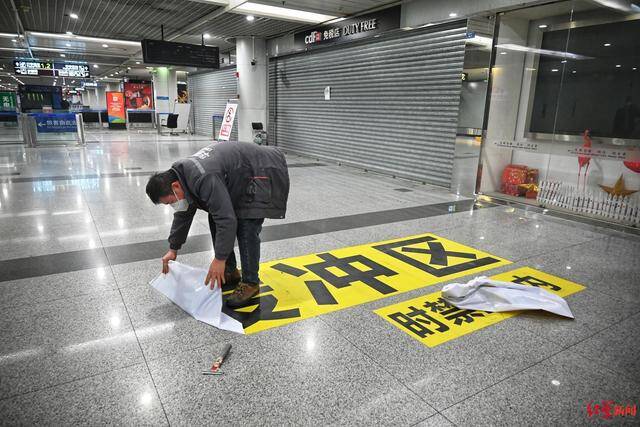 成都机场专班工作人员撤下防疫相关的提示标语红星新闻图