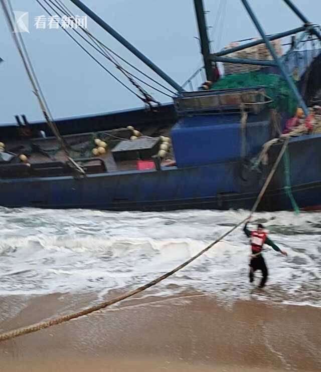 视频｜渔船搁浅面临倾覆！30分钟，一场生死救援......