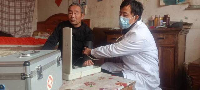 临西县“健康巡诊团”开展入户诊疗、健康宣讲等活动。（受访单位供图）