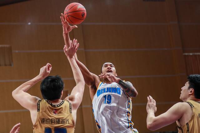 丘天（19号）最后时刻终结比赛。图/北京首钢篮球俱乐部
