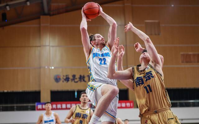 利夫（22号）状态回暖，拿下19分16个篮板。图/北京首钢篮球俱乐部