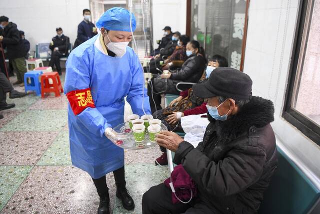 2023年1月5日，长沙县，江背镇中心卫生院的医护人员向当地居民免费提供新冠防治中药，并为居家老人送药下乡。