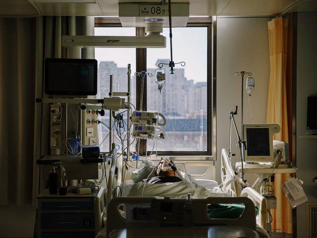 多图直击：重症病房里的“生死时速”