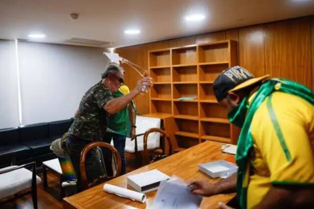 抗议者在巴西政府办公室内破坏东西图源：英国广播公司