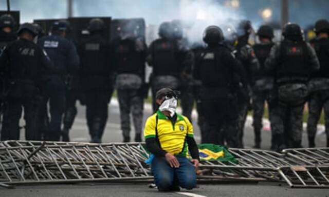 巴西国会遭到袭击后，当地警方和博索纳罗抗议者对峙图源：《卫报》