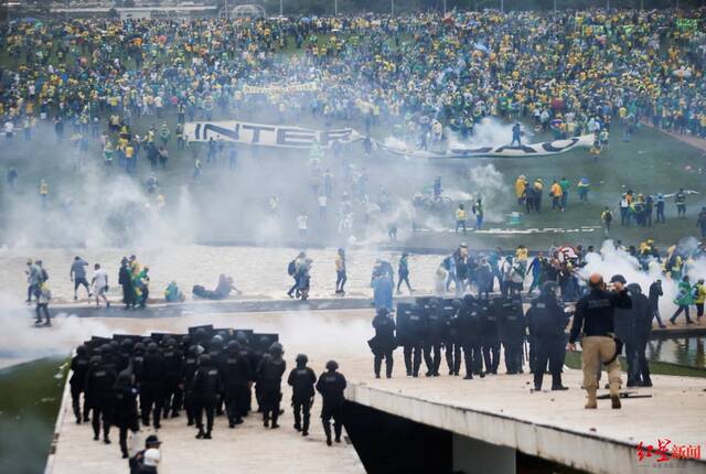 ↑当地时间1月8日，巴西前总统博索纳罗的支持者闯入国会大厦、总统府和最高法院，并与当地军警发生冲突