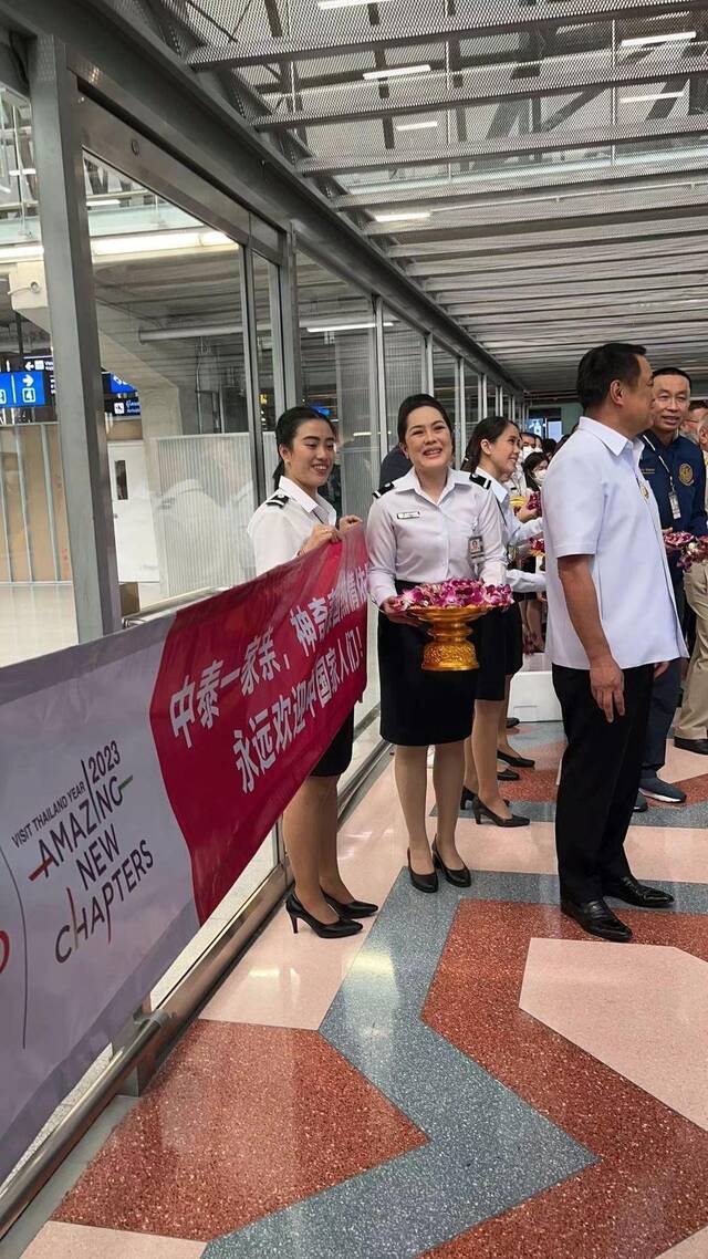 ↑在机场迎接中国游客的泰国高层叶子摄