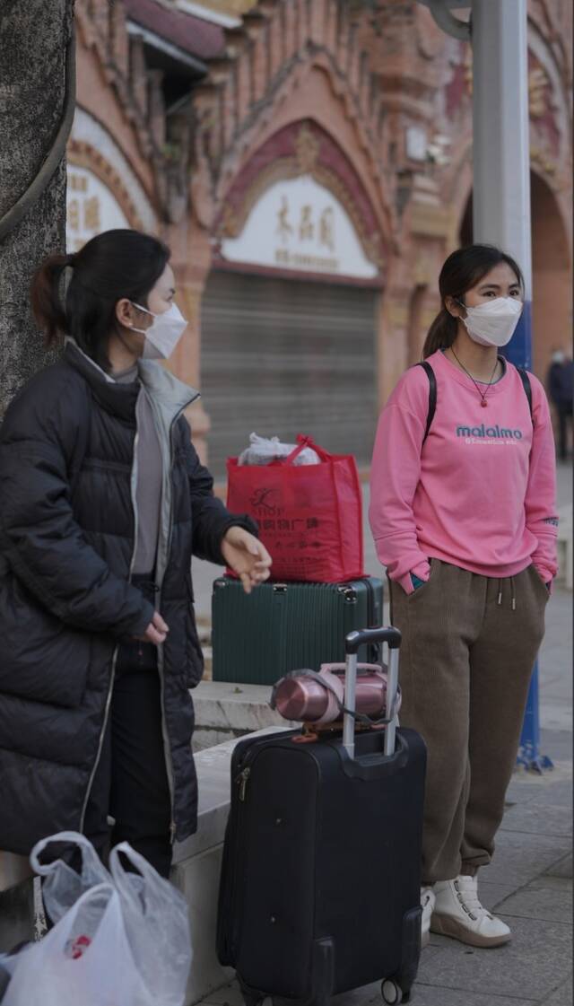 1月8日，缅甸女孩南嗯娣（右）和她的朋友们一起在瑞丽姐告口岸外等待。