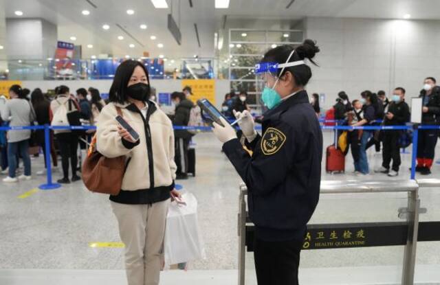 境外媒体：中国优化防疫政策，机场口岸见证久别重逢