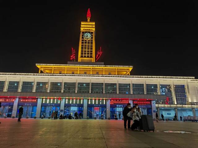 1月7日，游客在长沙火车站广场自拍留念。本文图片除标注外均为澎湃新闻记者谭君摄