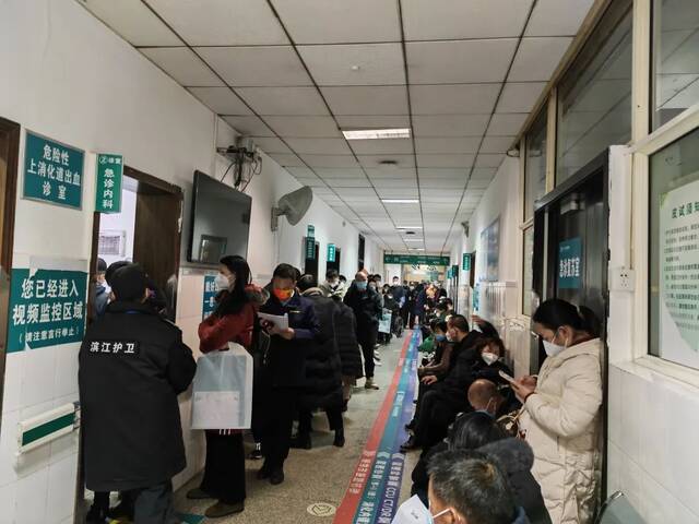 1月5日晚6点，湘雅三医院急诊科排队的病人。