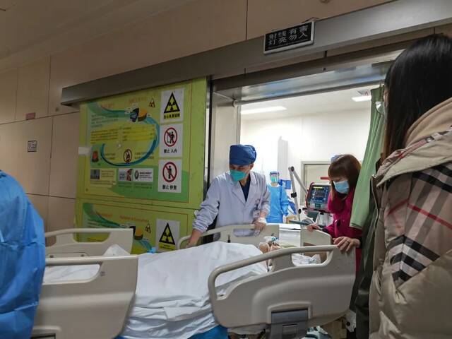 1月5日，湘雅医院急诊科病房正运送一位病人。