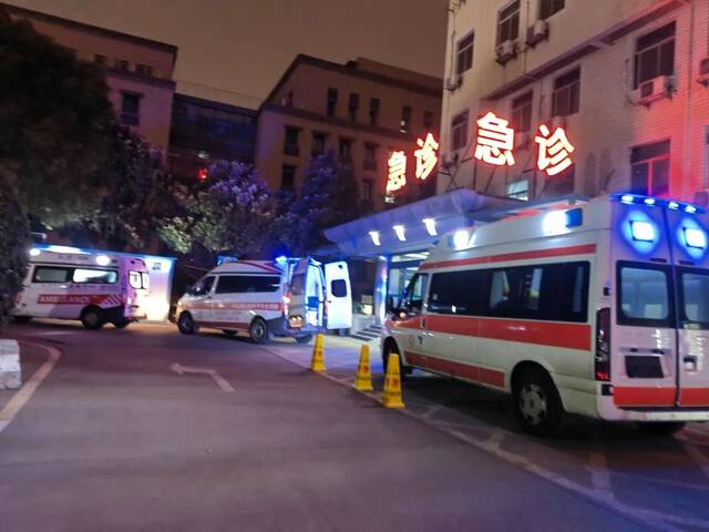 湘雅三医院门口排队的救护车