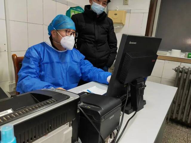 郭刚文医生在急诊外科轮班。