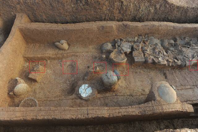 图为M12墓底中部发现的木柱朽痕