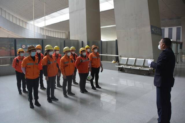 1月9日，厦门北站的给水员班组在交接班前点名。新华社记者颜之宏摄