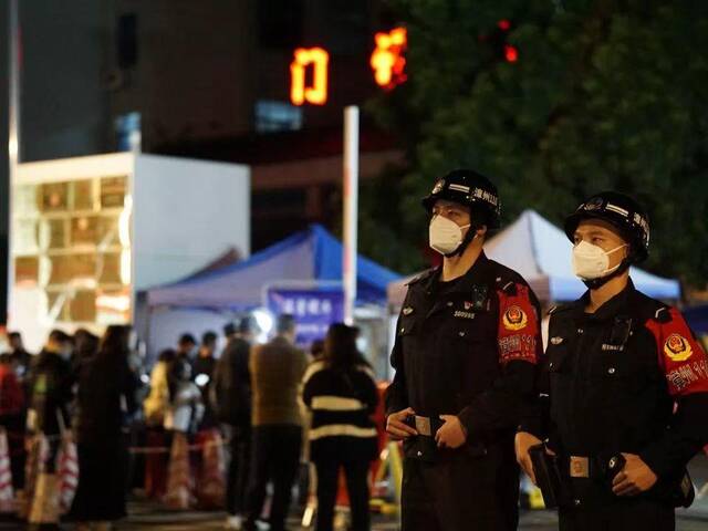 2023年元旦期间，“漳州110”民警坚守岗位，加强路面巡逻。图源：“漳州110”微信公众号