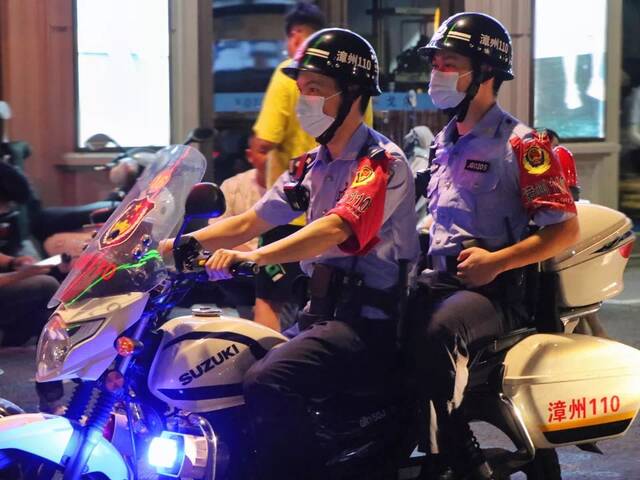 佩戴“漳州110”红袖标的“漳州110”民警。图源：“漳州110”微信公众号