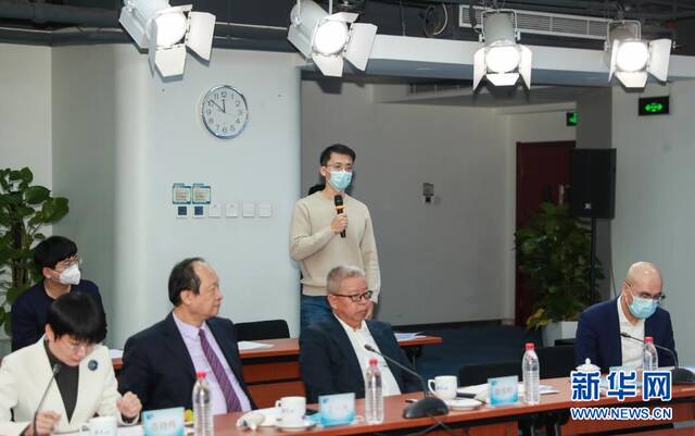 1月10日，新华网第十三届“纵论天下”国际问题研讨会在北京举办。图为新华网海外传播中心编辑提问。新华网陈杰摄