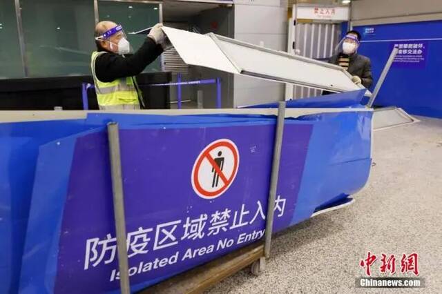 1月7日晚，上海浦东国际机场T2航站楼国际到达层连夜拆除入境旅客闭环转运防疫围挡殷立勤摄
