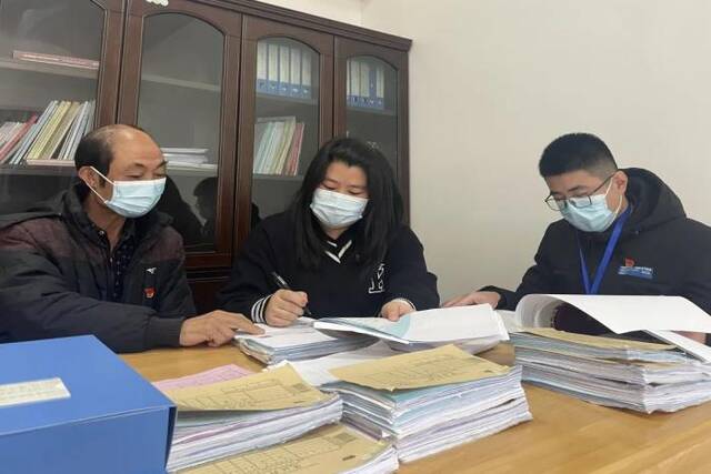 柘荣县黄柏村纪检委员向黄柏乡纪委报告村级监督发现的问题线索