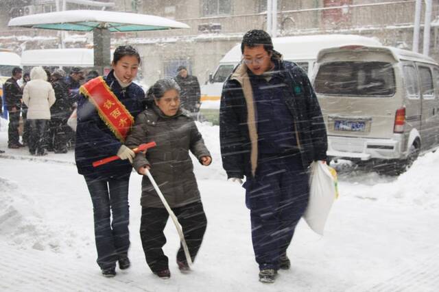 2009年，郭家供电营业所员工雪中来为盲人服务。（受访者供图）