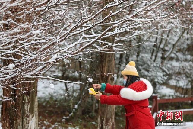 资料图：2022年12月28日，贵州贵阳迎来降雪、降温天气。瞿宏伦摄