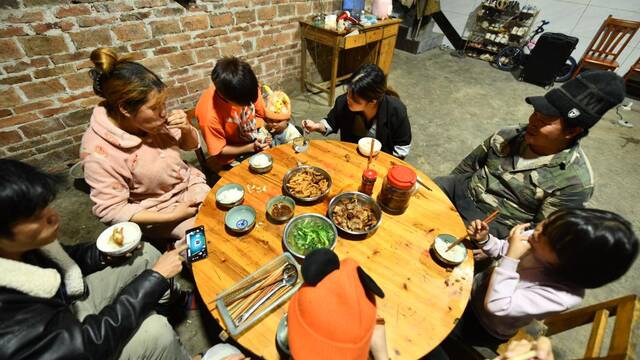 蒙柔妃一家在吃团圆的晚饭。新华社记者黄孝邦摄