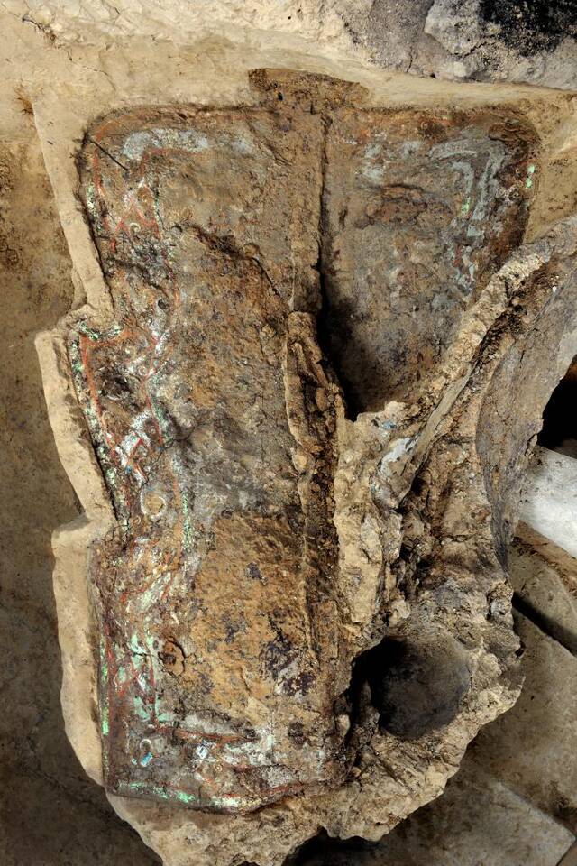 这是一号坑第三次考古发掘发现的盾。