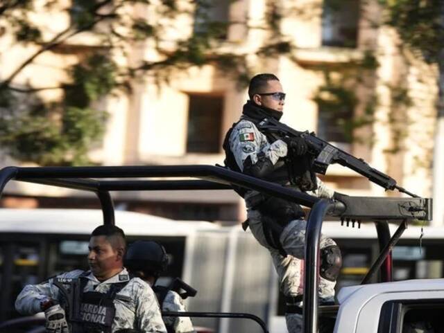 ·2023年1月5日，墨西哥警察部队在街头巡逻。